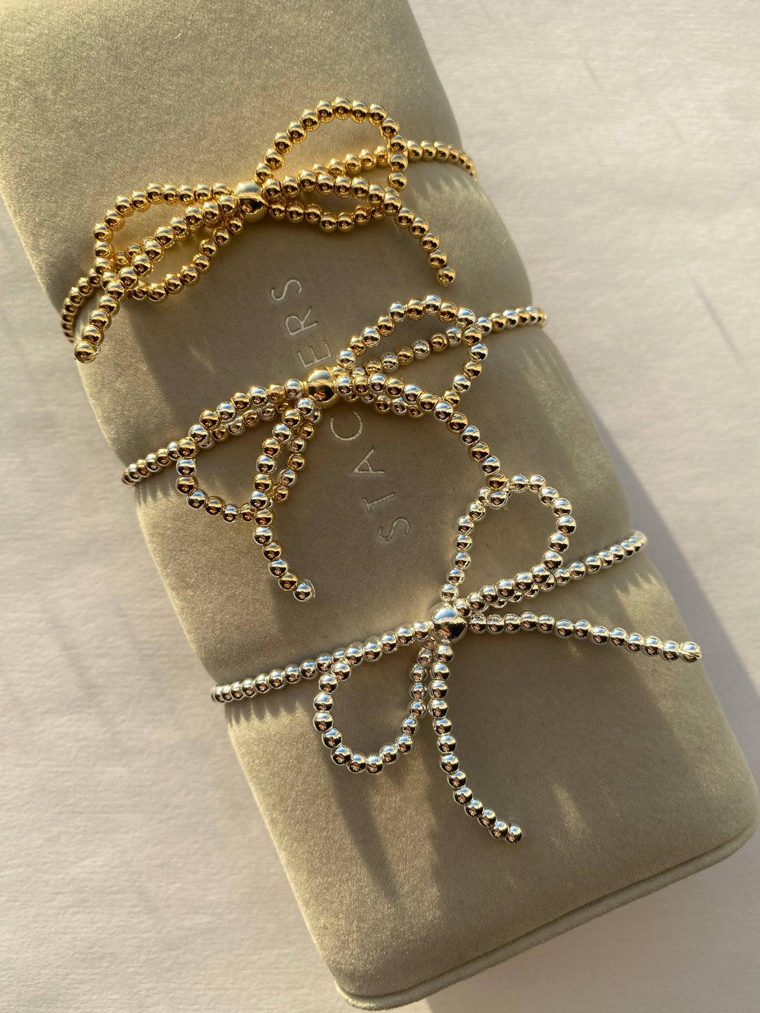 Beaded bow-shaped stretch bracelet