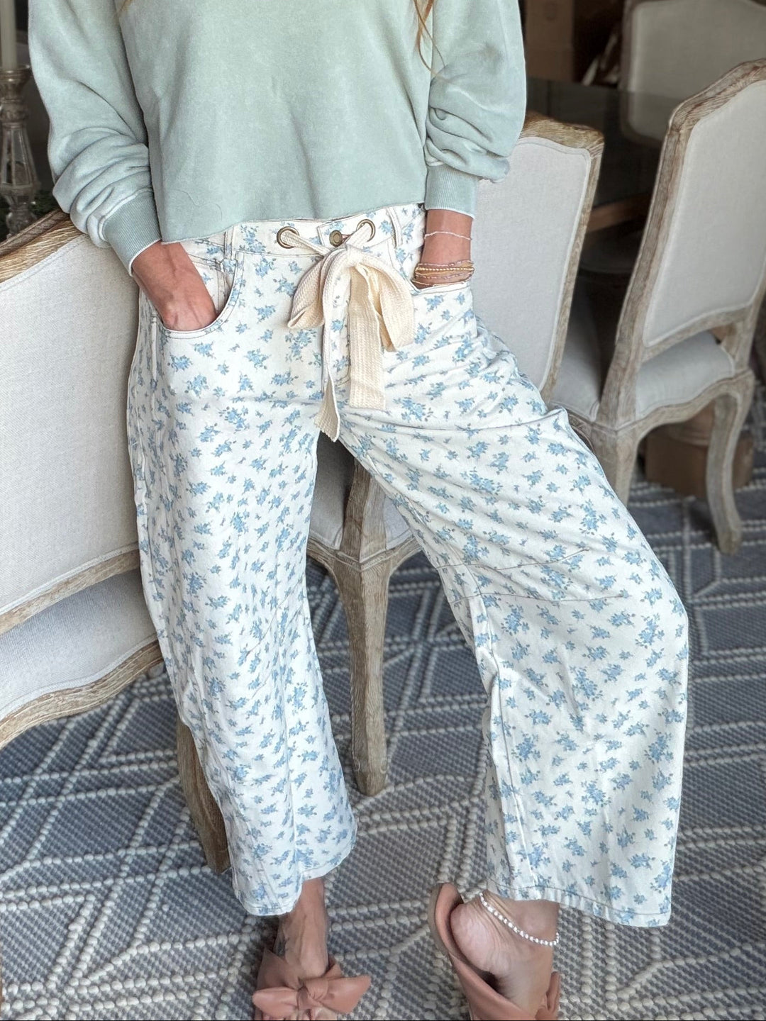 Cream colored barrel jeans with blue floral print, 100% cotton